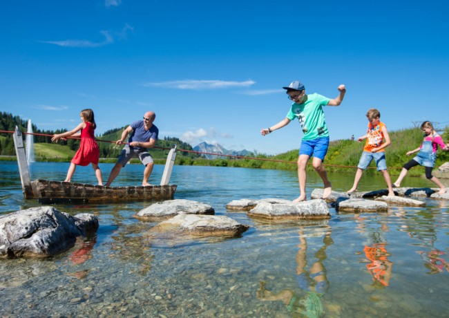 Das Sommerwetter am Bergsee ausn&uuml;tzen